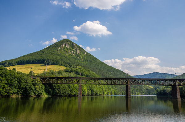 Líščí vrch možno vidieť aj z viaduktu nad Ružínom.