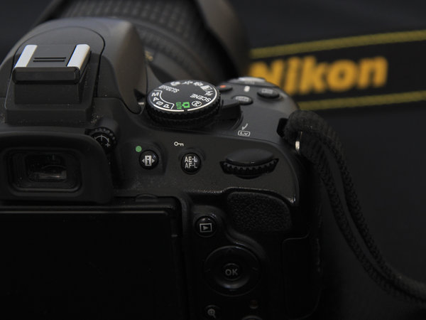 Nikon D5100 pohľad na zadnú stranu a jeho niektoré ovládacie prvky
