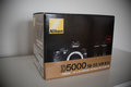 Nikon D5000 Nikkor 18-55 kit, brasna, drziak na opasok