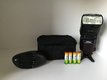 Nikon SB-910 a baterie s nabijackou