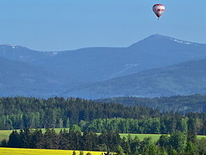 Ranní vzduchoplavec nad Sněžkou
