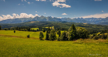 Pohľad na  Tatry uprostred leta