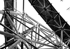 čierne na bielom: cesta nahor