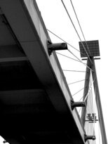 čierne na bielom: pod mostom