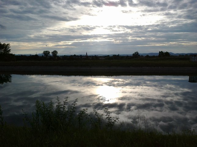 Voda - zrkadlo zamračenej oblohy