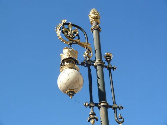 Španielska lampa (futbalky sú všade)