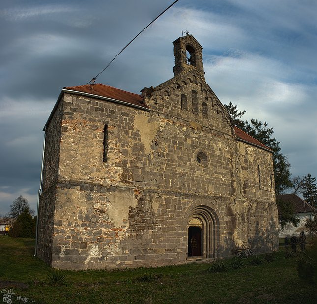 Románsky kostol - Pred búrkou