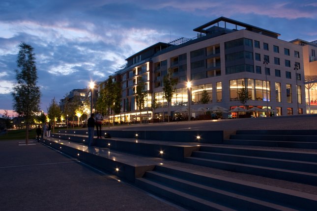 Nový most a 8-mička; nová Eurovea; šero nad hotelom Carlton