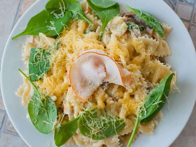 Farfalle so sampinonmi a spenatom