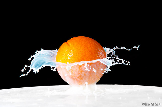 Pomaranc padajúci do mlieka