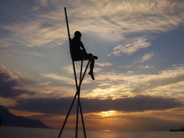 Muž sediaci nad vodou