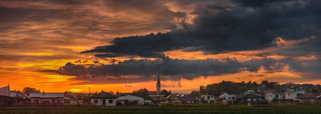 Západ slnka nad krajinou.