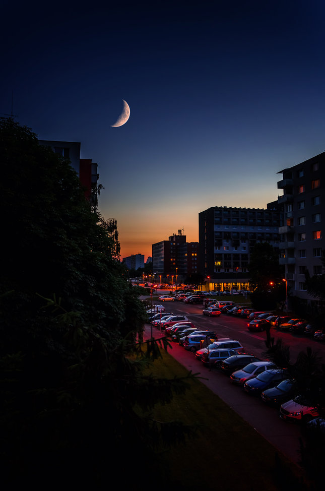 Moonrise in a concrete jungle