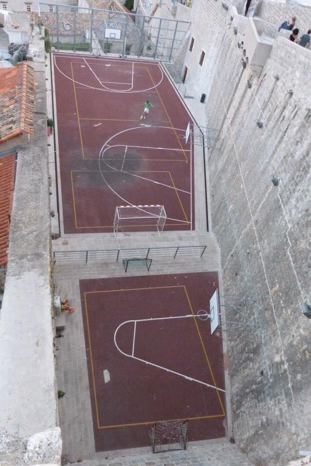 Divné miesto na ihrisko nie ?