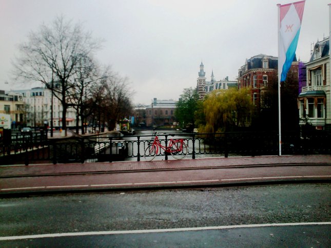 Červený bicykel v Amsterdame