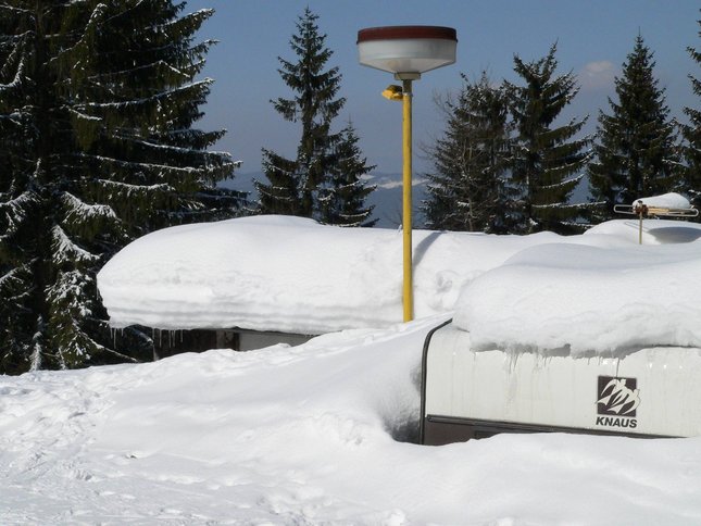 Tu niekde máme obytný príves a chatku