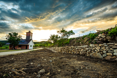 Vinice, slunce a domeček