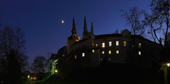 Noc v parku pod katedralou