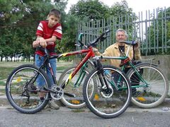 syn- ja,zeleny bicykel s nosičom
