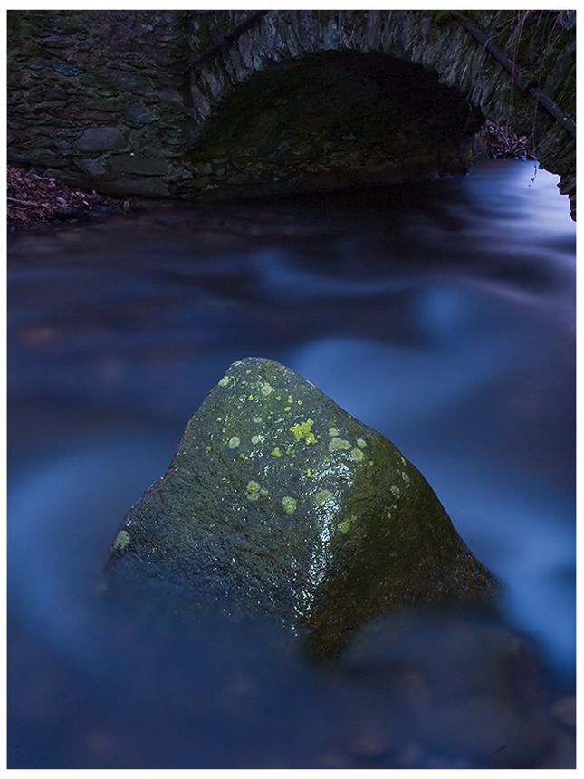 Potok a kameň za súmraku