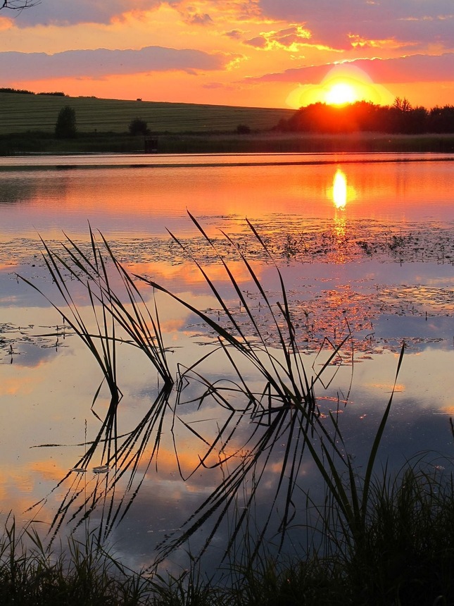 súmrak nad jazerom