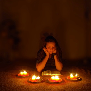 Čtenářka při svíčkách