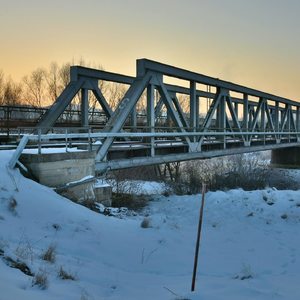 Most v Nemšovej v studenom ráne