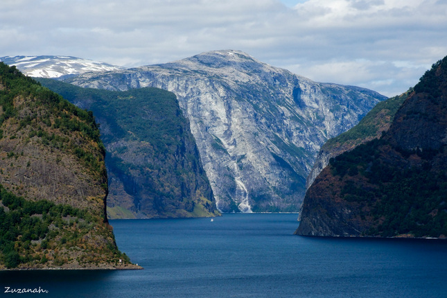 plavajúc medzi fjordami ...