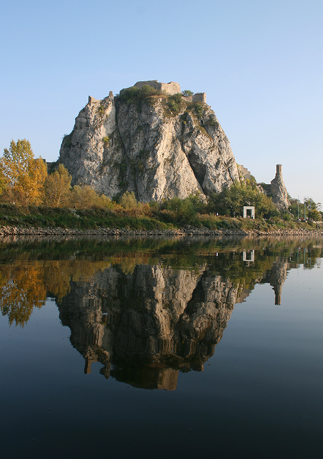 Hrad Devín z rieky Moravy
