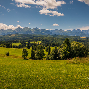 Pohľad na  Tatry uprostred leta