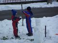 deti vonku pri prvom snehu u nas