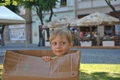 dieťa v krabici