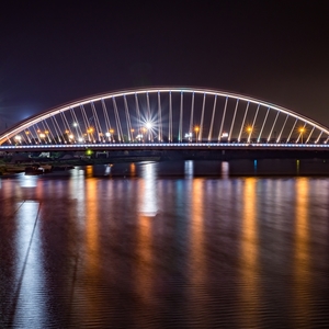 Most Apollo v noci