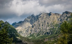 Veterná smršť hore v Tatrách