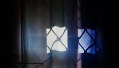 Okno-svetlo farba tma