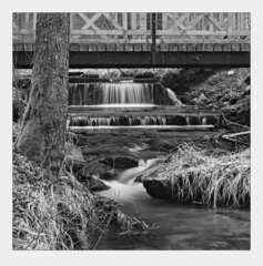 spod mostíka voda vyteká