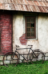 Papierový dom a bicykel