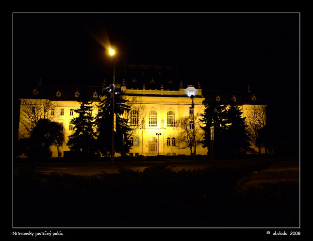 Nitriansky justičný palác v noci