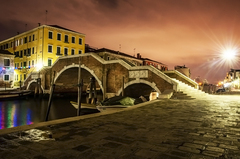 nočné Benátky