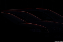 autá v súmraku