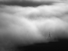 Na brehu mora spomienka stojí