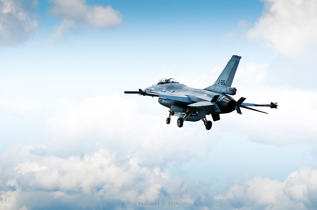 F-16 landing