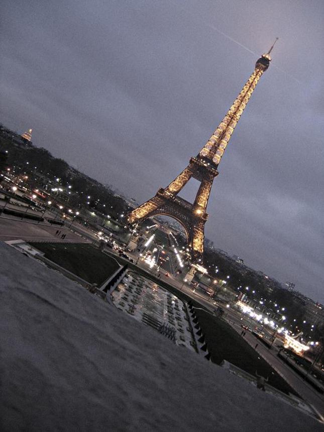 Eiffelova veža pri zotmeni