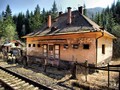 starý dom popri železnici