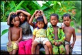 Deti z ulice v Kambodzi po dazdi