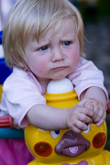 *Halooo, hrajte sa so mnou niekt