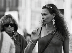 NA ULICI VO DVOJICI.