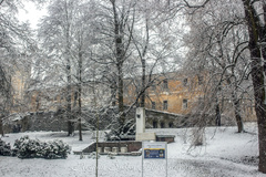 Kaštieľ a zasnežený park