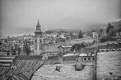 V jednom meste III