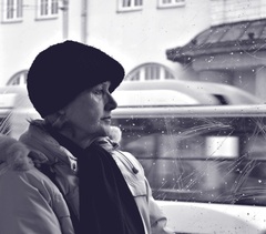 žena
